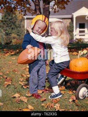 1960 kleine blonde Mädchen sitzen auf roten Wagen helfen, junge AUF GELBEN KUNSTSTOFF FOOTBALL HELM IN SUBURBAN HOME FRONT YARD - kh 1747 HAR 001 HARS FARBE ALTE ZEIT NOSTALGIE BRUDER OLD FASHION SCHWESTER 1 WAGEN JUVENILE YARD BLONDE ATHLET GERNE FREUDE FRAUEN HÄUSER BRÜDER NATUR WOHN- MÄNNER ATHLETISCHE GEBÄUDE GESCHWISTER SCHWESTERN SETZEN FRÖHLICHE HERBST IN AUF HÄUSERN GESCHWISTER LÄCHELT FRÖHLICH RESIDENCE UNTERSTÜTZUNG DER JUNGEN SAISON HERBSTLICHE KAUKASISCHEN ETHNIE FALLLAUB HAR 001 ALTMODISCH Stockfoto