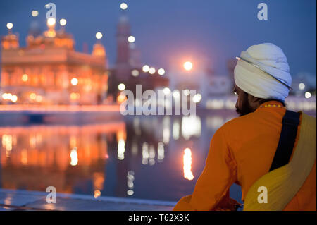 AMRITSAR, INDIEN - 25.August 2011: Sikh Krieger in der traditionellen Kleidung am Abend Golden Temple. Heilige Sikh Ort Harmandir Sahib (gurdwara Golden Stockfoto