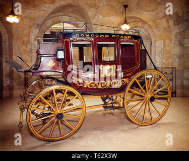 1980 s NEW HAMPSHIRE HISTORICAL SOCIETY rote und gelbe CONCORD COACH STAGECOACH WAGEN VERWENDET FÜR MAIL DELIVERY-KH2265 HAR 001 HARS 19. JAHRHUNDERT KONZEPTIONELLE STILL LIFE STAGECOACH STILVOLLE POSTKUTSCHEN CONCORD KONSTANTE STRASSEN GEEIGNET HAR 001 ICONIC New-hampshire NH ALTMODISCHE SUSPENSION Stockfoto