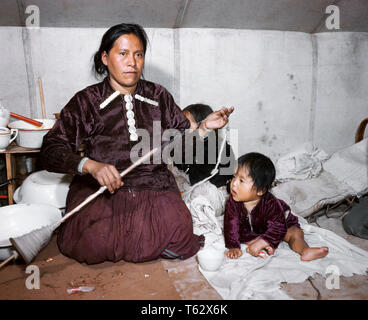 1950 Native American navajo Indianer FRAU MUTTER MIT ZWEI BABYS HAND Spinnen von Wolle Garn mit Spindel WIRTEL INNEN HOGAN-ki 290 DEL 001 HARS DRINNEN NOSTALGISCHE PAAR SCHÖNHEIT FARBE MÜTTER ALTE ZEIT BESETZT NOSTALGIE BRUDER INDUSTRIE OLD FASHION SCHWESTER 1 JUVENILE STYLE KARRIERE JUNGE ERWACHSENE SÖHNE LIFESTYLE FRAUEN SPINNEN BRÜDER JOBS ländlichen Heimat leben wolle KOPIE RAUM IN VOLLER LÄNGE mit halber Länge TÖCHTER TRADITIONELLEN INDIANER FÜRSORGLICHE MÄNNER NAVAJO BERUF SERENITY HANDWERK GESCHWISTER SPIRITUALITÄT SCHWESTERN GARN NORDAMERIKA NORDAMERIKA SKILL BERUF FÄHIGKEITEN STÄRKE KARRIERE STOLZ DER BERUFE GESCHWISTER STILVOLLE Stockfoto