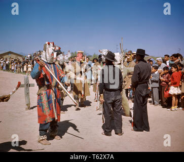 1950 MASSE VON MENSCHEN ZU BEOBACHTEN NATIVE AMERICAN YAQUI INDISCHE MÄNNER IN MASKEN DURCHFÜHREN TRIBAL ZEREMONIE RITUAL TUCSON AZ USA-ki 304 DEL 001 HARS GROWNUP MASKEN UNITED STATES HALBE LÄNGE PERSONEN INDER GROWN-UP VEREINIGTE STAATEN VON AMERIKA MÄNNER WESTERN ENTERTAINMENT SPIRITUALITÄT AMERIKANER ZEREMONIE NORDAMERIKA AUGENKONTAKT NORDAMERIKANISCHEN MENSCHEN GESCHICHTE STÄDTISCHEN ZENTRUM STOLZ DURCH ARIZONA DURCHFÜHREN, stilvolle TUCSON NATIVE AMERICAN SOUTHWEST gebürtige Amerikaner RITUAL MITEINANDER TRIBAL AZ INDIGENEN ALTMODISCH Stockfoto