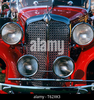 1931 ROT CHRYSLER IMPERIAL AUTOMOBIL DETAIL VON KÜHLERGRILL UND SCHEINWERFER - km 10710 RSS 001 HARS REICHEN ANZEIGE LUXUS TRANSPORT UNITED STATES AUTOMOBIL ORNAMENT UNTERHALTUNG AMERICANA TRANSPORT NORDAMERIKA NORDAMERIKA SKILL AKTIVITÄT AMUSEMENT GRILLEN GLÄNZENDE POLNISCHEN ZIERPFLANZEN HOBBY ARCHIVIERUNG CLOSE-UPS KFZ ZINSEN AUTOS CHRYSLER AUSSEN HOBBYS WISSEN VERZIERTE MÄCHTIGE FÜLLE ZEITVERTREIB STOLZ VERGNÜGEN POLIERT AUTOMOTIVE AUTOFAHREN SAMMLER WOHLSTAND VORDERANSICHT STILL LIFE 1931 WOHLHABENDEN AUTOMOBILE CLOSE-UP EXPONAT MOBILITÄT STILVOLLE WINDSCHUTZSCHEIBE ZEIGT Stockfoto