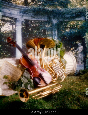 70er Jahre 80er Jahre verschiedene MUSIKINSTRUMENTE VIOLINE HORN TROMPETE LEHNTE SICH AUF SPALTE NOTEN STRUKTURMUSTER - km 2926 PHT 001 HARS ALTMODISCH Stockfoto