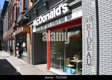 Ottawa, Kanada - 28. April 2019: Die McDonald's am Rideau St in Downtown Ottawa lange ist bekannt für eine hohe Anzahl von Vorfällen, die verursacht worden sind Stockfoto