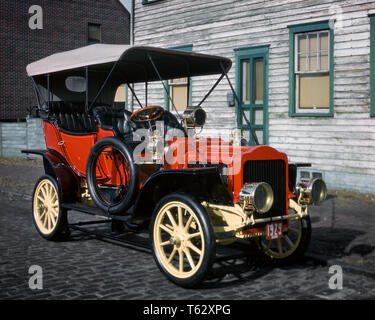 1910s VINTAGE ANTIK 1907 MAURER TOURING CAR ROT MIT GELBEN HOLZ SPEICHENRÄDER VERDECK - km 4626 DEL 001 HARS IOWA IA WENDE DES 20. JAHRHUNDERTS KFZ AUTOS AUFREGUNG AUSSEN 1908 MAURER DER AUTOMOBILINDUSTRIE SCHEINWERFER AUTOFAHREN SPRACH 1906 KONZEPTIONELLE NOCH LEBEN AUTOMOBILE MOBILITÄT STILVOLLE FAHRZEUGE DES MOINES 1907 ALTMODISCH TOURING Stockfoto