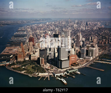 1970 s ANTENNE DOWNTOWN MANHATTAN BLICK NACH NORDEN BATTERY PARK WORLD TRADE CENTER IM BAU NYC USA-kr 15724 KRU001 HARS VEREINIGTE STAATEN VON AMERIKA NORDAMERIKA HAFEN GEBÄUDE NY DOWNTOWN FREIHEIT ZIELE NORTH AMERICAN DREAMS STRUKTUR STÄDTISCHE ZENTRUM HOHEN WINKEL ABENTEUER EIGENSCHAFT AUFREGUNG FORTSCHRITTE GOTHAM NORDOSTEN REISE USA INNOVATION STOLZ GELEGENHEIT BATTERIE NYC IMMOBILIEN OSTKÜSTE NEW YORK STRUKTUREN STÄDTE PHANTASIE GEBÄUDE NEW YORK CITY HANDEL KREATIVITÄT WACHSTUM RESORTS LUFTAUFNAHME EAST RIVER FINANCIAL DISTRICT HUDSON RIVER LOWER MANHATTAN ALTMODISCH Stockfoto