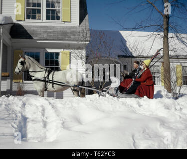 1960s PAAR MANN FRAU ROTEN MANTEL HOLDING SKIER weissen Pferden gezogenen OFFENEN SCHLITTEN COUNTRY HOUSE INN SCHNEE URLAUB - kw 2708 Gesetz 001 HARS PAAR ROMANTIK BEAUTY FARBE ALTE ZEIT NOSTALGIE OLD FASHION 1 WILLKOMMEN PFERDE SKI URLAUB FREUDE LIFESTYLE FRAUEN VERHEIRATET LÄNDLICHEN EHEPARTNER EHEMÄNNER GROWNUP KOPIE RAUM FREUNDSCHAFT halber Länge DAMEN PERSONEN erwachsene Männer TRANSPORT SCHLITTEN WINTER WINTER ZEIT WEG GLÜCK SÄUGETIERE ABENTEUER REISE KURZURLAUB AUFREGUNG AUSSEN PFERDEKUTSCHE GELEGENHEIT GEZEICHNET URLAUB INN KONZEPTIONELLE STILVOLLE EQUINE KREATUR CUTTER säugetier mensch Mitte - Mitte - erwachsenen Mann Mitte der erwachsenen Frau Stockfoto