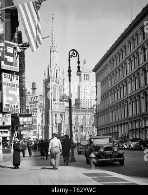 1930 BROADWAY SUCHE UPTOWN von Ost 9 TH STREET ZU GRACE CHURCH WANNAMAKER STORE AUF DER RECHTEN EAST VILLAGE IN NEW YORK CITY USA-q 41670 CPC 001 HARS TRANSPORT B & W AUTOMOBILE AUSSEN ZU NYC KONZEPTIONELLE NEW YORK AUTOMOBILE FAHRZEUGE STÄDTE NEW YORK CITY BROADWAY ROT weiße und blaue Sterne UND STREIFEN STREET SCENE UPTOWN SCHWARZ UND WEISS ALTMODISCHE Stockfoto