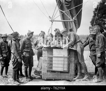 1918 Erster Weltkrieg American Expeditionary Forces US ARMY BALLONFAHRER mit CAQUOT nach WEIDENKORB BALLON IN BOIS DE BELLEAU FRANKREICH - q 42629 CPC 001 HARS VON UNIFORMEN KRÄFTE DE US ARMEE AEF EXPEDITIONARY BOIS ZUSAMMENARBEIT DOUGHBOYS GONDEL Mitte - Mitte - erwachsenen Mann BEOBACHTUNG ZIELGENAUIGKEIT ZWEISAMKEIT WELTKRIEG EIN WK 1 JUNGEN ERWACHSENEN MANN 1918 SCHWARZ UND WEISS KAUKASISCHEN ETHNIE JUNI ALTMODISCH Stockfoto