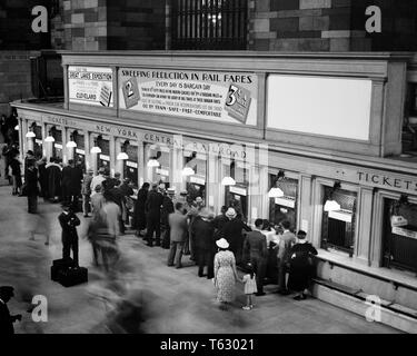 1930er Jahre REISENDE KAUFEN BAHNTICKETS GRAND CENTRAL STATION IN NEW YORK CITY - q 74218 CPC 001 HARS GOTHAM RICHTUNG NYC BEWEGUNGSUNSCHÄRFE STÄDTE NEW YORK GRAND CENTRAL STATION STATIONEN NEW YORK CITY EISENBAHNEN TERMINAL REISENDE BIG APPLE SCHWARZ UND WEISS UNSCHÄRFE DEPOT NEW YORK CENTRAL ALTMODISCHE SCHIENEN RATE Stockfoto