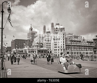 1940 Menschen bei einem Spaziergang am Meer STRANDPROMENADE SENIOR PAAR REITEN IN PUSH AUTO GESCHOBEN VON AFRICAN-AMERICAN MAN ATLANTIC CITY NJ USA-r4343 HAR 001 HARS DAMEN PERSONEN SCENIC VEREINIGTE STAATEN VON AMERIKA MÄNNER BAUTEN ÄLTERER Mann Transport älterer Erwachsener BOARDWALK B&W SENIOR FRAU RESORT FREIZEIT FREIZEITAKTIVITÄTEN UNTERKUNFT REISE afrikanische Amerikaner, AFRICAN-AMERICAN GETAWAY ERHOLUNG AM MEER SCHWARZ ETHNIZITÄT URLAUB NJ GESCHOBEN BUMMELN IMMOBILIEN OSTKÜSTE STRUKTUREN ENTFLIEHEN SIE DEM UFER EDIFICE DESTINATION HOTELS Mitte - Mitte - erwachsenen Mann Mitte der erwachsenen Frau ENTSPANNUNG SEASHORE VACATIONS SCHWARZ UND WEISS Stockfoto