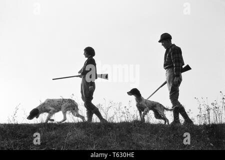 1920er Jahre 1930er Jahre anonyme SILHOUETTE MANN UND FRAU JÄGER, DIE WAFFEN MIT JEWEILS EINEM JAGDHUND-s2541 eine HAR 001 HARS FREIZEITAKTIVITÄTEN SILHOUETTE UND FANGZÄHNE ERHOLUNG HÜNDCHEN VERBINDUNG ANONYME CANINE ZUSAMMENARBEIT FEUERWAFFE FEUERWAFFEN JÄGER SÄUGETIER Mitte - Mitte - erwachsenen Mann Mitte der erwachsenen Frau ZWEISAMKEIT SCHWARZ UND WEISS HAR 001 ALTMODISCH Stockfoto