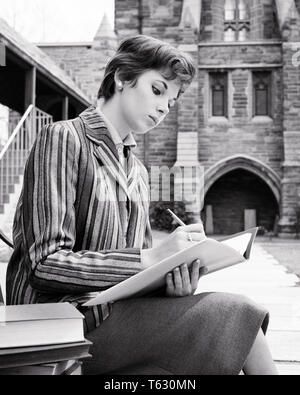 1950er Jahre 1960er Jahre ernsthafte JUNGE FRAU COLLEGE COED SITZEN AUF DEM CAMPUS SCHREIBEN IM NOTEBOOK TRAGEN gestreifte Jacke - s 8305 HAR 001 HARS WEIBCHEN GESTREIFT KOPIE RAUM MIT HALBER LÄNGE DAMEN PERSONEN B&W BRUNETTE ZIELE STILE UNIVERSITÄTEN WISSEN NIEDRIGEN WINKEL IN DIE MÖGLICHKEIT, höhere Bildung stilvolle HOCHSCHULEN COED MODEN fokussiertes Wachstum junger Erwachsener FRAU SCHWARZ UND WEISS KAUKASISCHEN ETHNIE KONZENTRATION HAR 001 ALTMODISCH, kurzes Haar Stockfoto