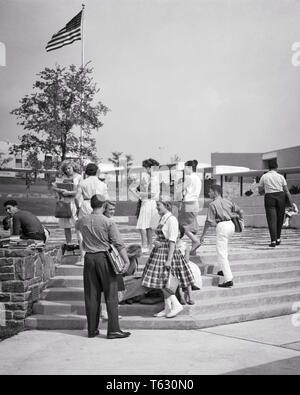 1960er Jahre 1950er Jahre TEENAGER STUDENTEN AUF SCHRITTE AUSSERHALB EINER HIGH SCHOOL GEBÄUDE - s8778HAR 001 HARS ARCHITEKTUR FRAUEN GESUNDHEIT KOPIE RAUM FREUNDSCHAFT IN VOLLER LÄNGE PERSONEN MÄNNER PUBERTIERENDE TEENAGER GEBÄUDE B&W GLÜCK EIGENSCHAFTSFORMATEN NETWORKING AUFREGUNG AUSSEN HIGH SCHOOL HIGH SCHOOL REAL ESTATE VERBINDUNG STRUKTUREN STILVOLLE TEENAGED EDIFICE MODEN Wachstum von Jungfischen ZWEISAMKEIT SCHWARZ UND WEISS KAUKASISCHEN ETHNIE HAR 001 ALTMODISCH Stockfoto