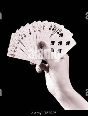 1940 weibliche HAND, DIE EINE HAND VON KARTEN AUS EINEM SPIEL DER VERTRAG BRÜCKE-s 9835 HAR 001 HARS KONZEPT KONZEPTIONELL NOCH LEBEN SYMBOLISCHE 13 KONZEPTE DER ZUSAMMENARBEIT FANNING DREIZEHN SCHWARZE UND WEISSE KAUKASISCHEN ETHNIE HÄNDE NUR HAR 001 ALTMODISCHE DARSTELLUNG Stockfoto