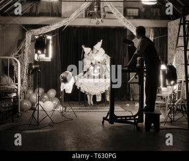 1920er Jahren professioneller Fotograf EINRICHTEN FOTO SHOOTING IM STUDIO ARRANGIEREN LIGHTS CAMERA MODELLE IN HALLOWEEN PARTY KOSTÜME - u 1491 HAR 001 HARS EINSTELLUNG ALTE ZEIT BESETZT NOSTALGIE MEDIEN ALTE MODE 1 FOTOGRAF KARRIERE JUNGE ERWACHSENE TEAMARBEIT KOSTÜME FEIER FRAUEN VERHEIRATET JOBS STUDIO SHOT EHEPARTNER EHEMÄNNER KOPIE RAUM VOLLER LÄNGE DAMEN SCHIESSEN PERSONEN INSPIRATION MÄNNER BERUF B&W-PARTNER ZIELE SKILL BERUF KOMPETENZEN KARRIERE MODELLE INNOVATION ARBEITSKRÄFTE IN BESCHÄFTIGUNG BERUFE POSING FANTASIE FOTOGRAFIE STILVOLLE MITARBEITER OKTOBER EINRICHTEN KOOPERATION KREATIVITÄT MITTE - ERWACHSENE Stockfoto