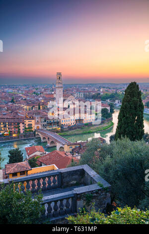 Verona, Italien. Stadtbild Bild von Verona, Italien während des Sonnenuntergangs. Stockfoto