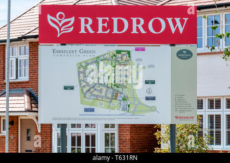 Ein Schild zeigt eine Karte des Redrow Gehäuse Entwicklung bei Ebbsfleet Grün, Teil von ebbsfleet Garden City in Kent. Stockfoto