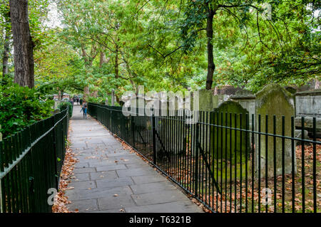 Die ehemalige Gräberfeld von Bunhill Fields in Islington, nördlich von London, ist Grad I auf dem Register der Historischen Parks und Gärten. Stockfoto