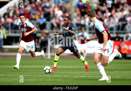 Von Manchester City Raheem Sterling (Mitte) beim Kampf um den Ball mit Burnley Jack Cork (links) und Burnley ist James Tarkowski während der Premier League Spiel im Turf Moor, Burnley. Stockfoto