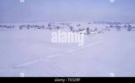 Eine Luftaufnahme von einer Verschneiten morgen in Amish Ackerland Stockfoto