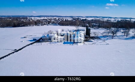 Snowy Morgen in Amish Ackerland Stockfoto