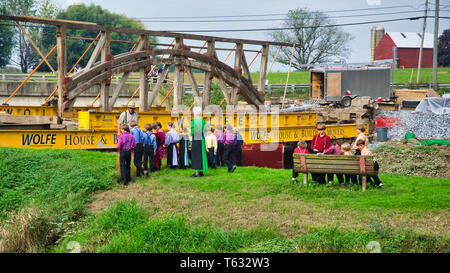 Demontage ein Grat Bogen Brücke mit Amish Kinder beobachten, wie sie an einem Frühlingstag Stockfoto