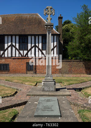 SOUTHEND-ON-SEA, ESSEX - 30. JUNI 2018: Steindenkmal im Klosterviertel des Priory Park mit klaustralen Gebäuden im Hintergrund Stockfoto