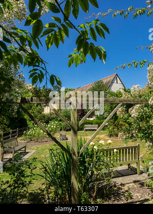 SOUTHEND-ON-SEA, ESSEX - 30. JUNI 2018: Blick auf die Cloister Gardens im Priory Park im Sommer Stockfoto