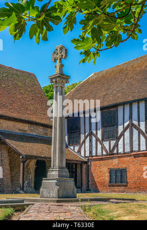 SOUTHEND-ON-SEA, ESSEX - 30. JUNI 2018: Steindenkmal im Priory-Gebiet des Priory-Parks mit klaustralen Gebäuden im Hintergrund Stockfoto