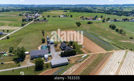 Luftaufnahme von Amish Farm Land und Landschaft an einem sonnigen Tag Stockfoto