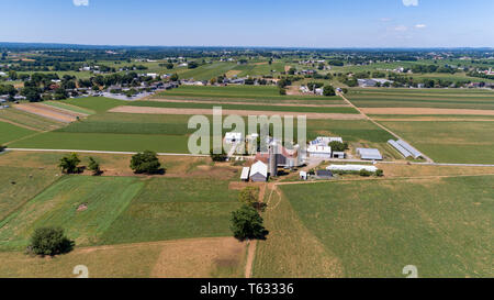 Luftaufnahme von Amish Farm Land und Landschaft an einem sonnigen Tag Stockfoto