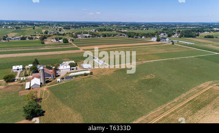 Luftaufnahme von Amish Farm Land und Landschaft an einem sonnigen Tag Stockfoto