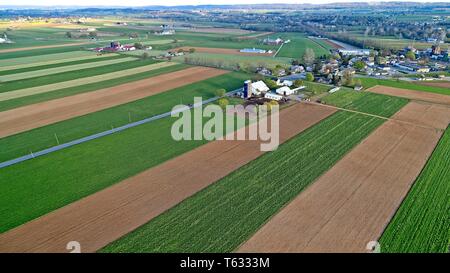 Luftaufnahme von Amish Farm Land und Landschaft an einem sonnigen Tag Stockfoto