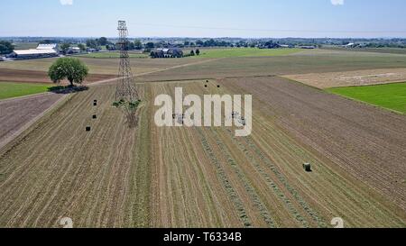 Luftaufnahme von Amish Landwirten geerntet im Sommer Stockfoto