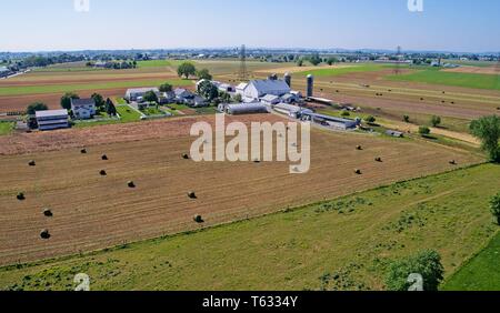 Luftaufnahme von Amish Landwirten geerntet im Sommer Stockfoto