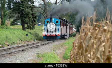 Strasburg, Pennsylvania - September 2018: Thomas der Zug in Amish Landschaft Puffing entfernt Stockfoto