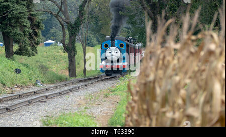 Strasburg, Pennsylvania - September 2018: Thomas der Zug in Amish Landschaft Puffing entfernt Stockfoto