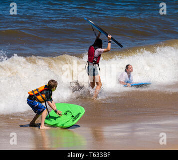 Fleming Beach Jungen Boogie Board Surfer Stockfoto