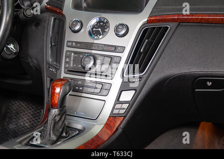 Blick auf die schwarze Farbe Interieur der SUV-Auto mit vorderen Sitze, Lenkrad und Armaturenbrett mit grauem Leder nach der Reinigung und Detaillierung Stockfoto