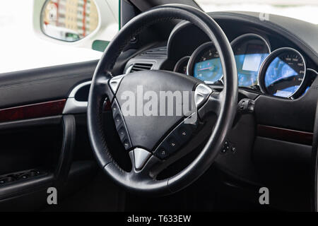 Blick auf die schwarze Farbe Interieur der SUV-Auto mit vorderen Sitze, Lenkrad und Armaturenbrett mit grauem Leder nach der Reinigung und Detaillierung Stockfoto