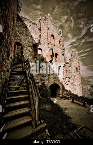 Burgruine in dramatischen Tonalität Stockfoto