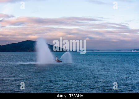 San Francisco, CA, USA --Jan 25, 2016. Foto von einem San Francisco feuerlöschboot Prüfung seines Feuerlöschschläuchen in der Bucht. Stockfoto
