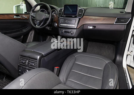 Blick auf die schwarze Farbe Interieur der SUV-Auto mit vorderen Sitze, Lenkrad und Armaturenbrett mit grauem Leder nach der Reinigung und Detaillierung Stockfoto