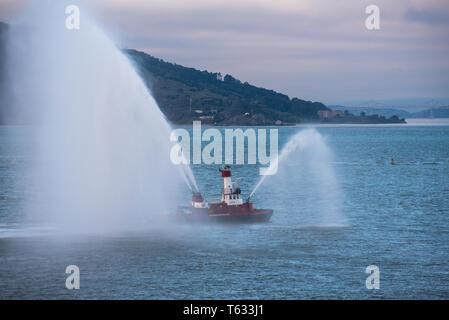 San Francisco, CA, USA --Jan 25, 2016. Foto von einem San Francisco Feuerlöschboot seine Feuerlöschschläuchen in der Bucht. Stockfoto