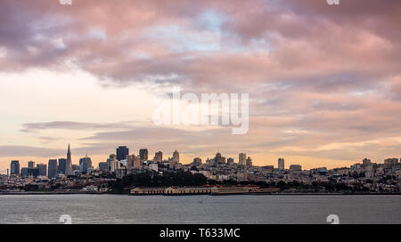 San Francisco, USA - 25. Januar 2016. Die San Francisco Skyline in frühen Abend, von der Bucht im Winter gesehen. Stockfoto