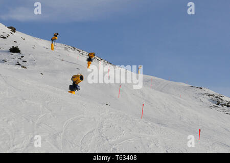 Aufgrund des globalen Klimawandels künstlichen Schnee ist impoortant für Winter Sport am Jakobshorn oberhalb von Davos Stadt Stockfoto