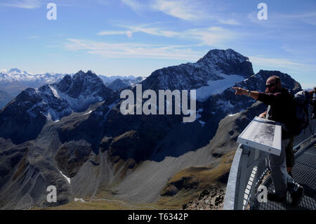 Wanderer Blick vom Piz Nair zu Julier Berge im Oberen Engadin Stockfoto