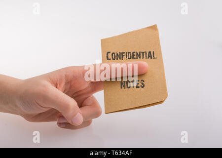 Braunes Papier vertraulich Text auf weißem Hintergrund Stockfoto