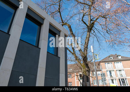 In der Nähe der Gebäude in modernem Stil. Mischung aus neuer und alter Architektur. Ausflüge in Europa Stockfoto